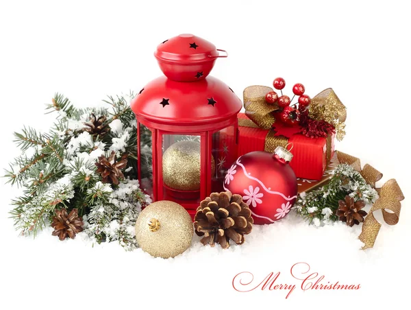 Rote Lampe und rot-goldene Weihnachtskugeln auf Zweigen eines schneebedeckten Weihnachtsbaums. Weihnachtlicher Hintergrund. — Stockfoto