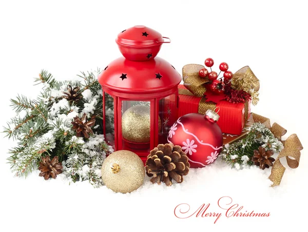 Kırmızı lamba ve kırmızı ve altın bir karla kaplı Noel ağacı dallarda Noel topları. Noel arka plan.