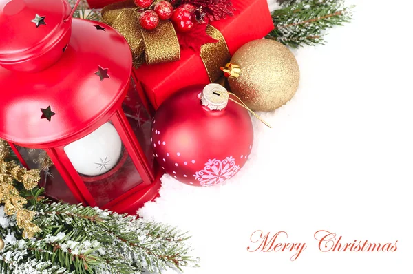 Lámpara roja y bolas de Navidad rojas y doradas en las ramas de un árbol de Navidad cubierto de nieve. Fondo de Navidad . —  Fotos de Stock