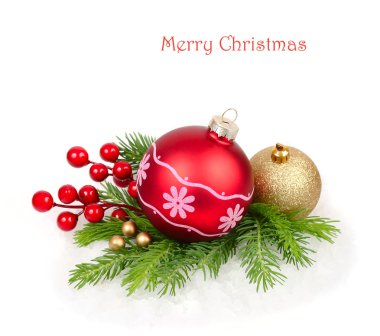 Bir Noel ağacın beyaz zemin üzerine kırmızı ve altın Noel topları. Bir Noel arka plan metni için bir yer ile.