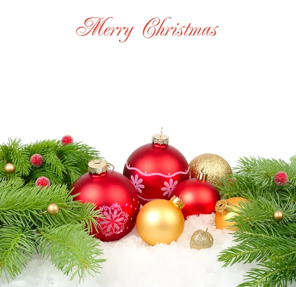 Rode en gouden kerstballen op takken van een kerstboom op een witte achtergrond. Een achtergrond van Kerstmis met een plek voor de tekst. Stockfoto