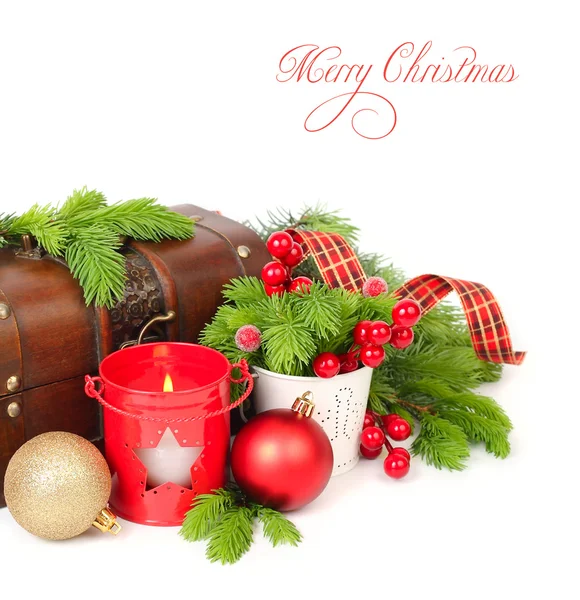 Candelabros de Navidad, bolas de Navidad y ramas de un árbol de Navidad cerca de un cofre de madera sobre un fondo blanco. Un fondo navideño con un lugar para el texto . —  Fotos de Stock