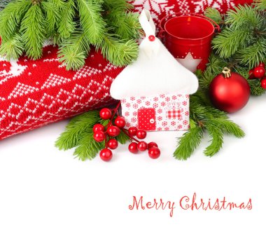 Noel Tekstil lodge, kırmızı meyveler ve beyaz zemin üzerine kırmızı örgü yastıklar yakınındaki bir Noel ağacının dalları.