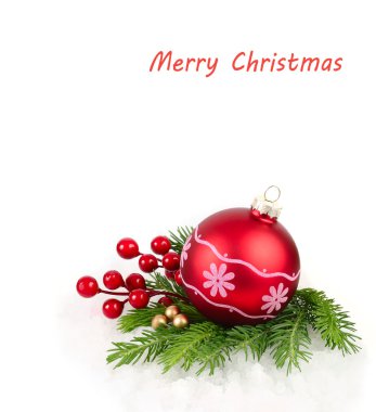 Bir desenli kırmızı Noel balosu ve Noel ağacının dallarında kırmızı meyveler..