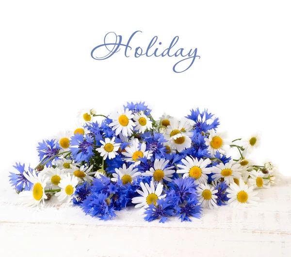 Fresh cornflowers and camomiles on a white shabby wooden background. A flower background with a place for the text. — 스톡 사진