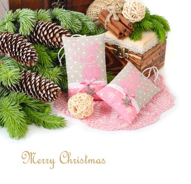İki Noel ağacı süslemeleri işlemeli pembe kardan adam ve beyaz bir arka plan üzerinde bir Noel ağacının dalları üzerinde koni ile işlemeli. Bir Noel arka plan metni için bir yer ile.