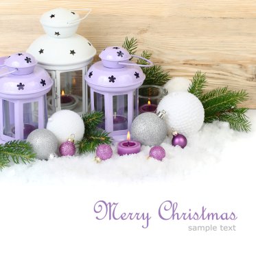 Mor ve beyaz lambalar şamdanlar ve kar beyaz bir arka plan üzerinde Noel topları. Bir Noel arka plan metni için bir yer ile.