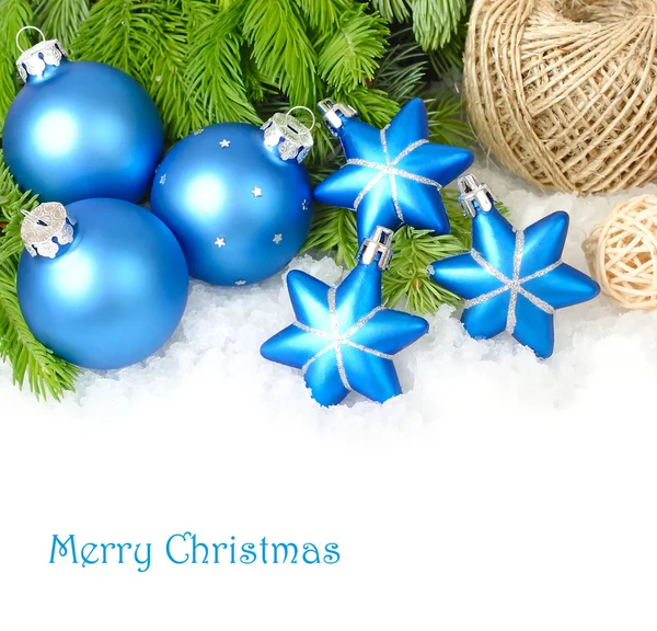Blaue und silbrige Weihnachtskugeln und blauer Stern auf flauschigen Zweigen eines Weihnachtsbaums auf weißem Hintergrund. ein weihnachtlicher Hintergrund mit einem Platz für den Text. — Stockfoto
