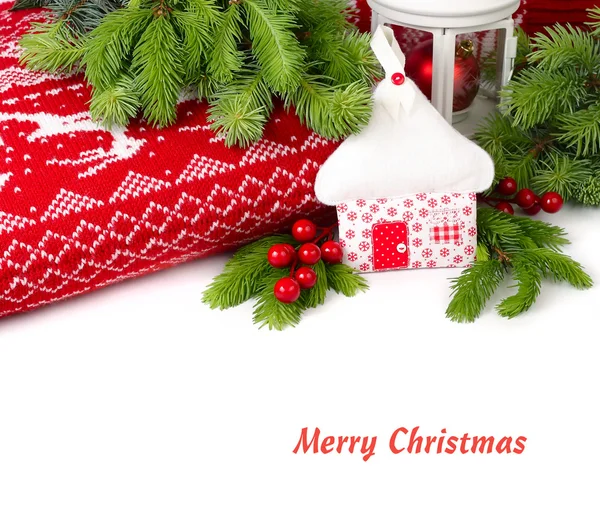 Noel Tekstil köşkü yakınındaki bir Noel İskandinav kırmızı yastığın beyaz bir arka plan üzerinde.