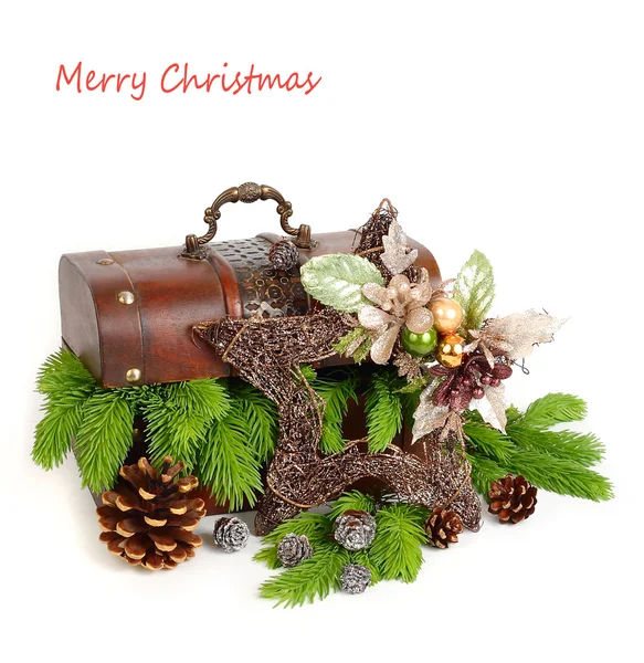 Ξύλινο στήθος με κλαδιά από ένα χριστουγεννιάτικο δέντρο και ένα διακοσμητικό αστέρι των Χριστουγέννων σε λευκό φόντο. Χριστούγεννα φόντο με μια θέση για το κείμενο. — Φωτογραφία Αρχείου