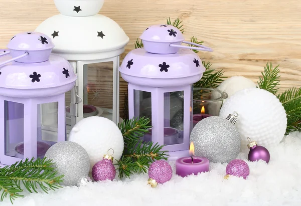 Castiçais violetas - lâmpadas e bolas de Natal violetas e brancas na neve em um contexto branco. Um fundo de Natal com um lugar para o texto . — Fotografia de Stock