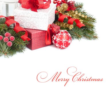 Hediye kutuları ve Noel ağacın beyaz zemin üzerine kırmızı Noel topu.