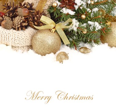 Noel kompozisyonu, altın Noel topları ve örgü bir çuvalın içinde beyaz arka planda bir Noel ağacının dallarına koni. Metin için yeri olan bir Noel arkaplanı.