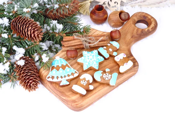 Biscoitos de gengibre de Natal, nozes e canela em um fundo branco. Um fundo de Natal com um lugar para o texto . — Fotografia de Stock