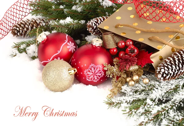 Composition de Noël avec branches d'un sapin de Noël, boules et cônes de Noël rouges et dorés sur fond blanc. Un fond de Noël avec une place pour le texte . Image En Vente