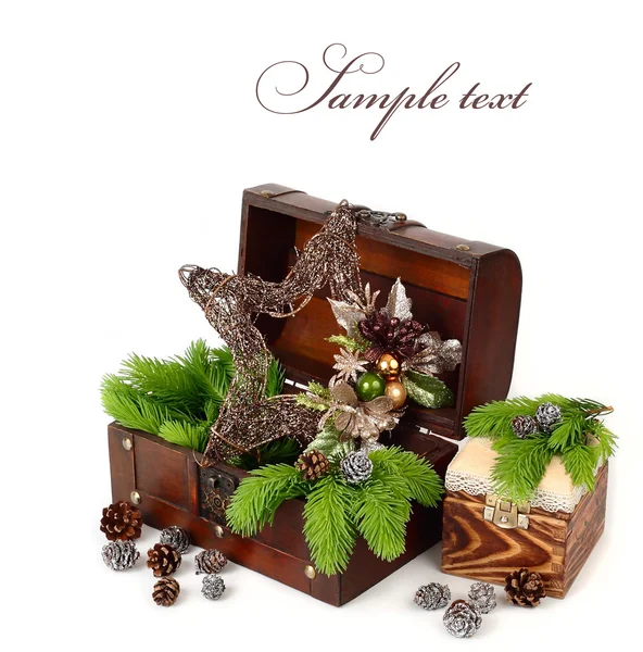 Wooden chest with a decorative Christmas star, cones and fluffy branches of a Christmas tree on a white background. A Christmas background with a place for the text. — Stock Photo, Image