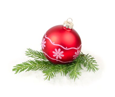 Beyaz arka planda bir Noel ağacının dalında kırmızı Noel topu. Metin için yeri olan bir Noel arkaplanı.