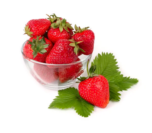 Fresh strawberry in a transparent bowl on a white background. — 图库照片