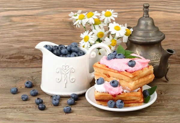 Fresh biscuits with bilberry mousse and blueberry on a wooden background. — Stockfoto