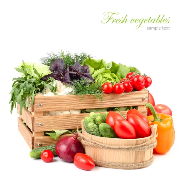 Verduras frescas maduras en una caja de madera sobre un fondo blanco con un lugar para el texto . —  Fotos de Stock