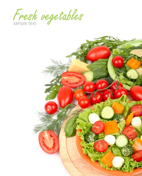 Der griechische Salat mit Käsebällchen auf einem orangefarbenen Teller und frischem reifem Gemüse und Kräutern auf weißem Hintergrund mit einem Platz für den Text. — Stockfoto