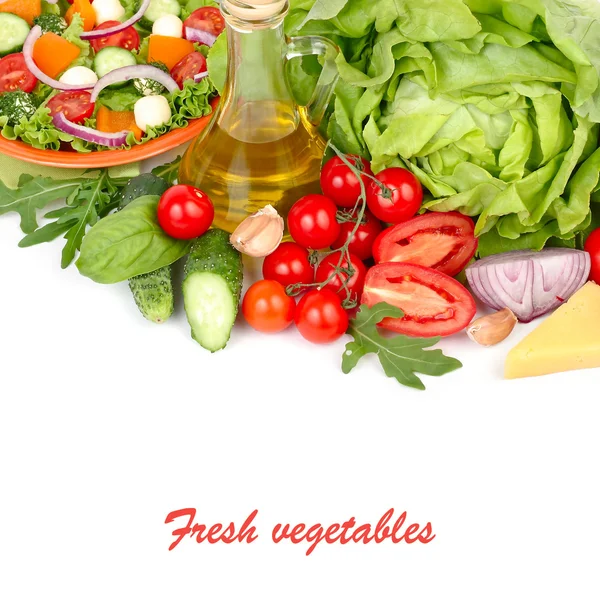 Свежие спелые овощи и травы и греческий салат с сырными шариками на апельсиновой тарелке и на белом фоне с местом для текста . — стоковое фото