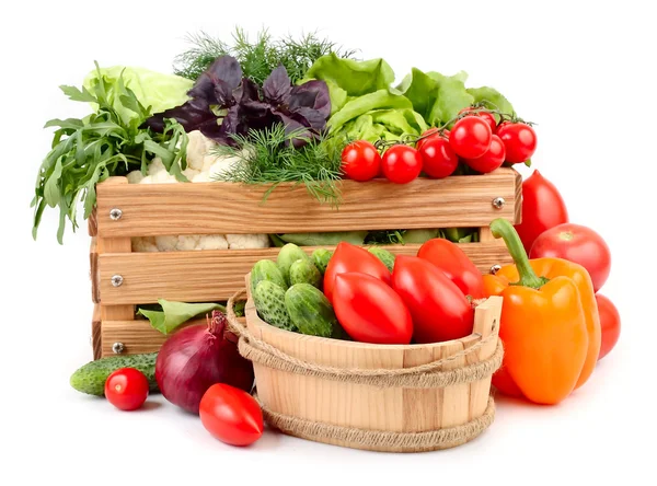 Légumes frais mûrs dans une boîte en bois sur fond blanc avec une place pour le texte . — Photo