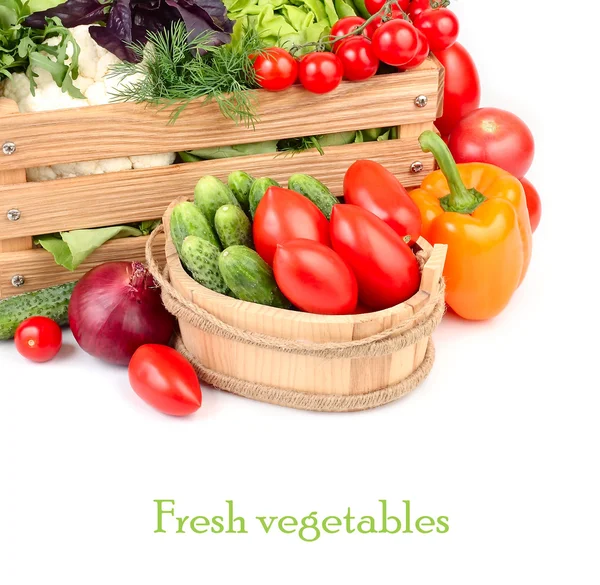 Frisches reifes Gemüse in einer Holzkiste auf weißem Hintergrund mit einem Platz für den Text. — Stockfoto