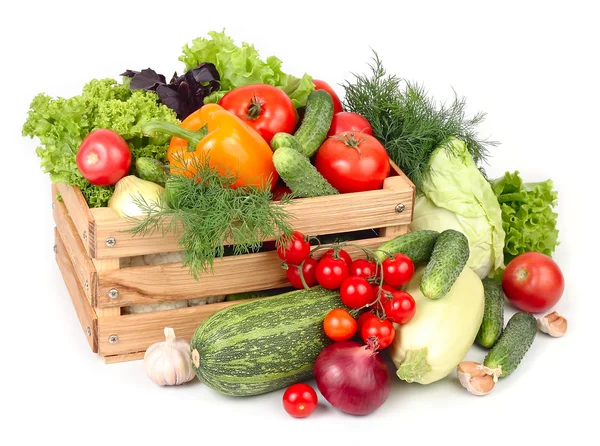 Légumes frais mûrs dans une boîte en bois sur fond blanc avec une place pour le texte . — Photo