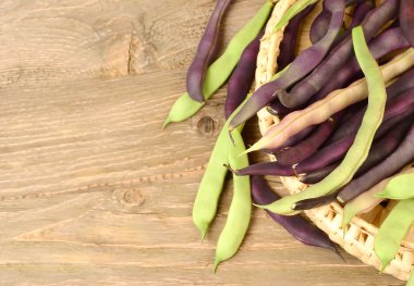 Ahşap arka plan üzerinde gerdanlı sepet içinde değişik çiçek kuşkonmaz Kuru.