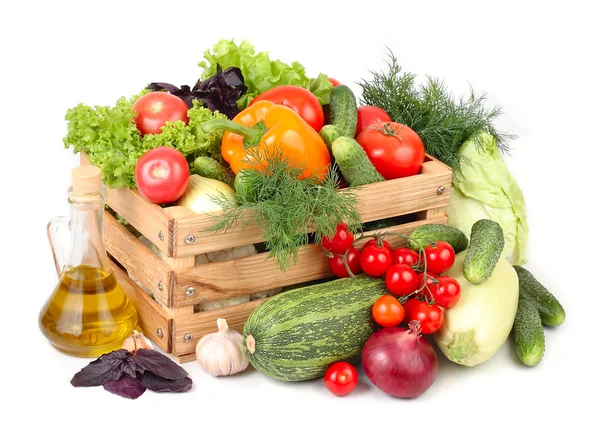 Verse rijpe groenten in een houten doos op een witte achtergrond met een plek voor de tekst. — Stockfoto