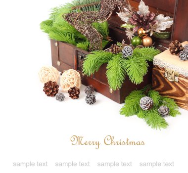 Dekoratif Noel yıldızı, bir Noel ağacı ve beyaz bir arka plan üzerinde tahta bir sandık içinde koni dalları. Bir Noel arka plan metni için bir yer ile.