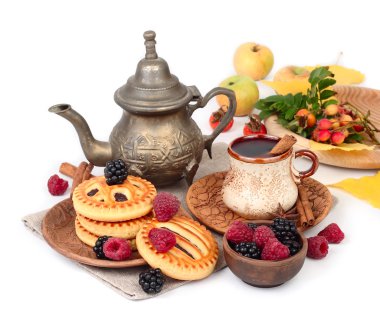 Sonbahar kahvaltı kahve, berry kurabiye, ahududu ve blackberry üzerinde beyaz bir arka plan ile. Sonbahar bir arka plan metni için bir yer ile.