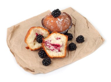 Böğürtlen kek ve taze böğürtlen metni için bir yer ile beyaz bir arka plan üzerinde buruşuk kağıt üzerinde.