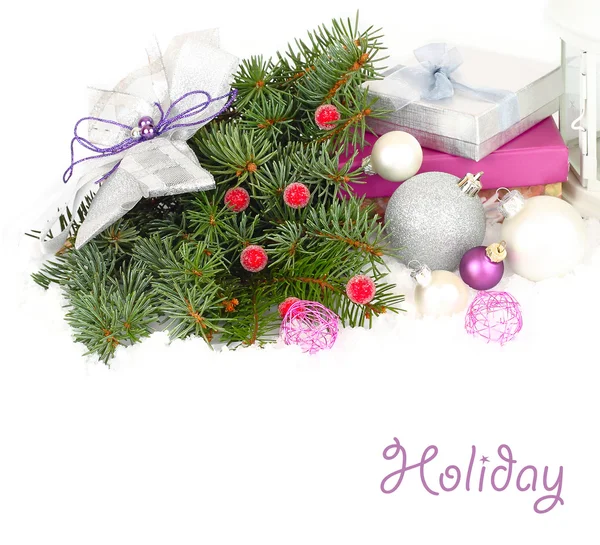 Χριστουγεννιάτικη σύνθεση με κλαδιά από ένα χριστουγεννιάτικο δέντρο, δέντρο έλατου κρεβάτια σανίδων και κουτιά δώρων σε λευκό φόντο. Χριστούγεννα φόντο με μια θέση για το κείμενο. — Φωτογραφία Αρχείου