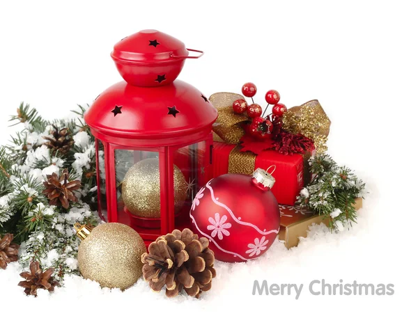 Kırmızı küçük lamba şamdan ve altın ve kırmızı Noel topları beyaz zemin üzerinde bir Noel ağacının dalları karla kaplı üzerinde Noel kompozisyonu. Bir Noel arka plan metni için bir yer ile. — Stok fotoğraf