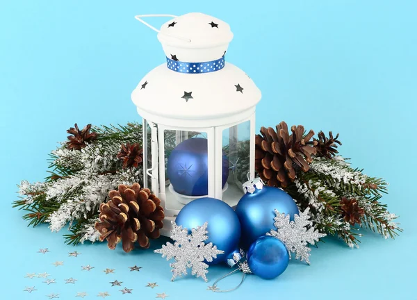 Kerstmis samenstelling met blauwe Kerstmis ballen, kegels en zilverkleurige sneeuwvlokken op een blauwe achtergrond. Een achtergrond van Kerstmis met een plek voor de tekst. — Stockfoto