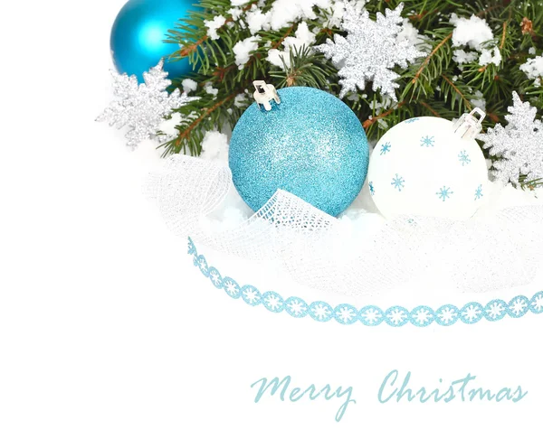 Blaue und weiße Weihnachtskugeln und silberne Schneeflocken auf weißem Hintergrund. ein weihnachtlicher Hintergrund mit einem Platz für den Text. — Stockfoto