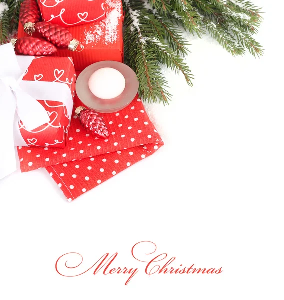 Caja de regalo roja con lazo blanco sobre fondo blanco. Un fondo navideño con un lugar para el texto . —  Fotos de Stock