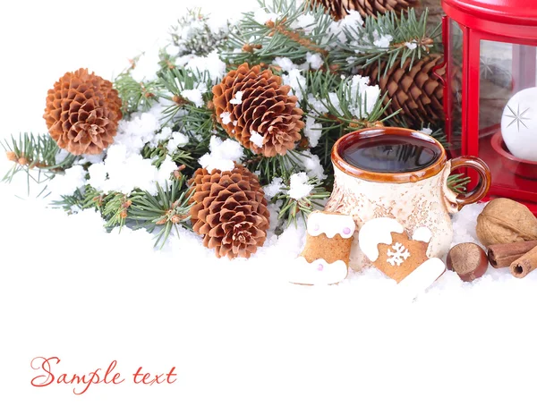 Vánoční zázvorové sušenky v modrá poleva, oříšky a šišky na sněhu na bílém pozadí. Vánoční pozadí s místem pro text. — Stock fotografie