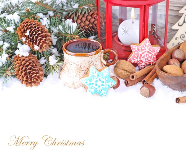 Christmas ingefära cookies i blå glasyr, nötter och kottar på snö på en vit bakgrund. En jul bakgrund med en plats för text. — Stockfoto