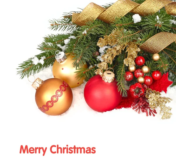 De samenstelling van Kerstmis met goud en rode kerstballen en tapes op sneeuw bedekte takken van een kerstboom op een witte achtergrond. Een achtergrond van Kerstmis met een plek voor de tekst. — Stockfoto