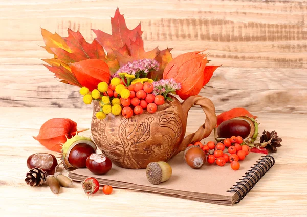 Sfondo autunnale con foglie, castagne e una cenere di montagna con un posto per il testo. Composizione autunnale su fondo ligneo . — Foto Stock