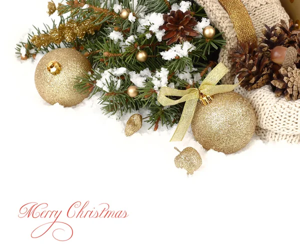 Altın Noel topları ve koniler karla kaplı beyaz zemin üzerinde bir Noel ağacının dalları üzerinde Noel kompozisyonu. Bir Noel arka plan metni için bir yer ile.