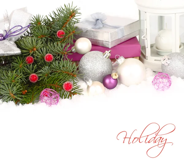 Bolas de Natal violetas e argênteas e caixas de presente na neve em um fundo branco. Um fundo de Natal com um lugar para o texto . — Fotografia de Stock