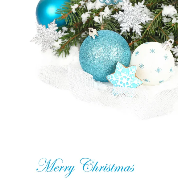 Mavi ve beyaz Noel topları ve çerezleri beyaz zemin üzerine zencefil. Bir Noel arka plan metni için bir yer ile.