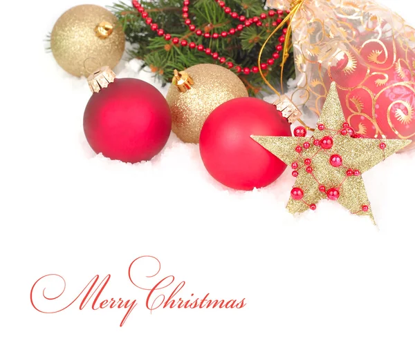 Rote und goldene Weihnachtskugeln und Stern auf Zweigen eines Weihnachtsbaums auf Schnee auf weißem Hintergrund. ein weihnachtlicher Hintergrund mit einem Platz für den Text. — Stockfoto