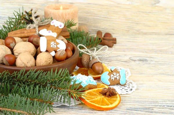 Galletas de jengibre de Navidad, nueces y naranjas secas sobre un fondo de madera. Un fondo navideño con un lugar para el texto . —  Fotos de Stock