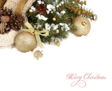 Altın Noel topları ve koniler karla kaplı beyaz zemin üzerinde bir Noel ağacının dalları üzerinde. Bir Noel arka plan metni için bir yer ile.
