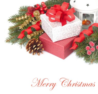 Noel hediye kutuları ve beyaz bir arka plan üzerinde koni kompozisyonu. Bir Noel arka plan metni için bir yer ile.